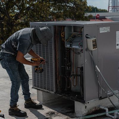 Técnico revisando una unidad de climatización en cubierta